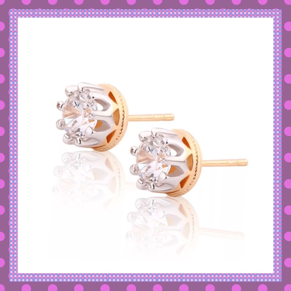 👑Sparkling White Sapphire Stud Pierced Earrings👑