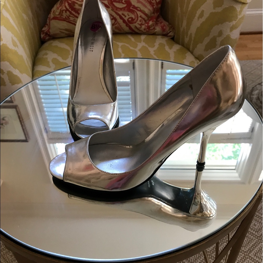 NINE WEST SILVER PUMPS NWT 8.5