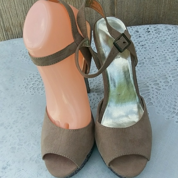 Forever 21 tan 9 suede look with sequins 5.5 inch - Picture 2 of 4