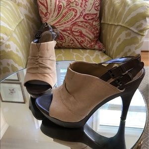 NINE WEST TAN CANVAS HEEL 8.5