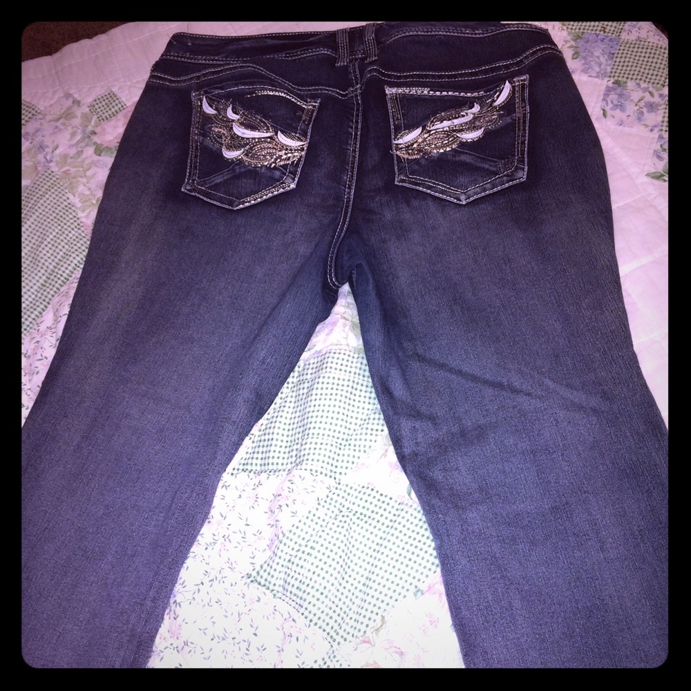 Jeans with designed pockets