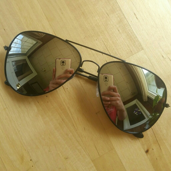 Last Pair! 🌞 Black Mirrored Sunglasses - Picture 2 of 3