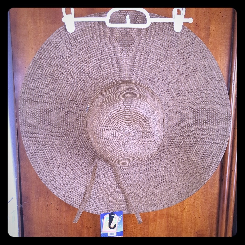 NWT- SUPER CHIC' FLOPPY BEACH HAT