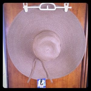 NWT- SUPER CHIC' FLOPPY BEACH HAT