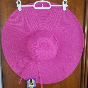 NWT- SUPER CHIC' FLOPPY BEACH HAT