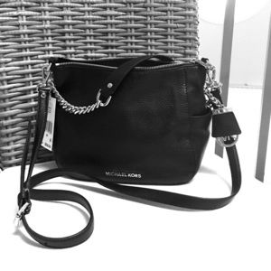 🌷🆕💕💯authentic!! MK Black Leather pouch bag.