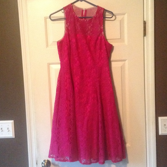 maggy london pink lace dress MAGGY LONDON LACE SHEATH SLEEVELESS DRESS IN PINK AND BLACK SIZE 2