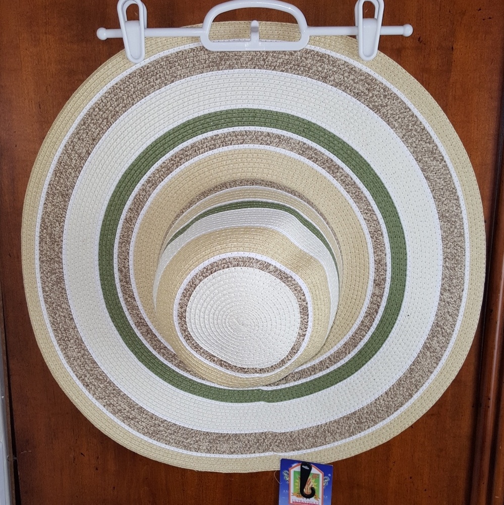 NWT- SUPER CHIC' FLOPPY BEACH HAT