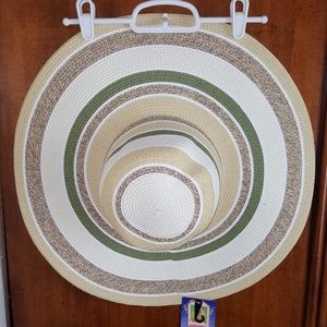 NWT- SUPER CHIC' FLOPPY BEACH HAT