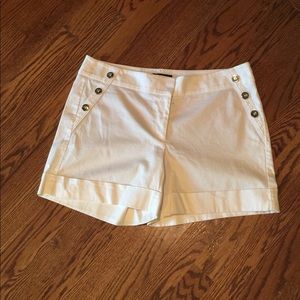 🌺 White House / Black Market size 8 white shorts