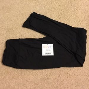BNWT solid black one size LuLaRoe leggings!