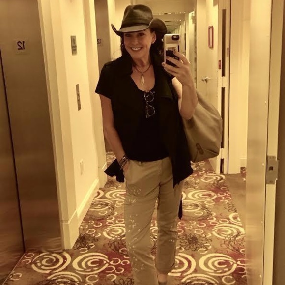 Meet your Posher, Nance 🗽❤️🌴 - Picture 4 of 4