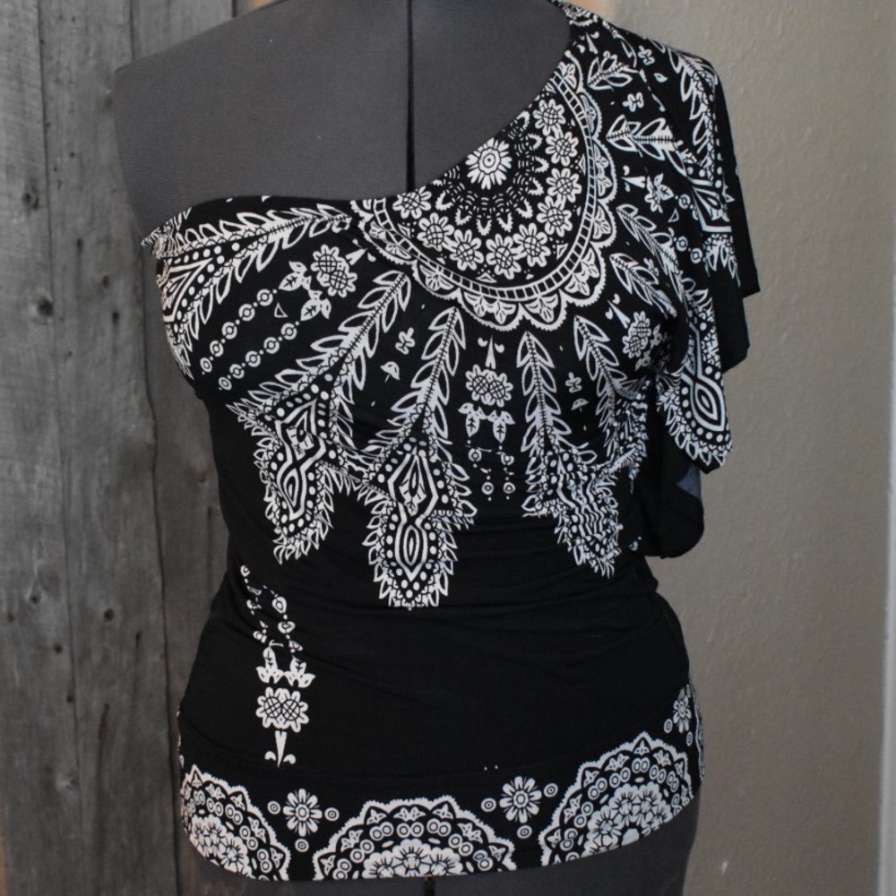 Flattering uni-sleeve blouse