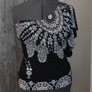 Flattering uni-sleeve blouse