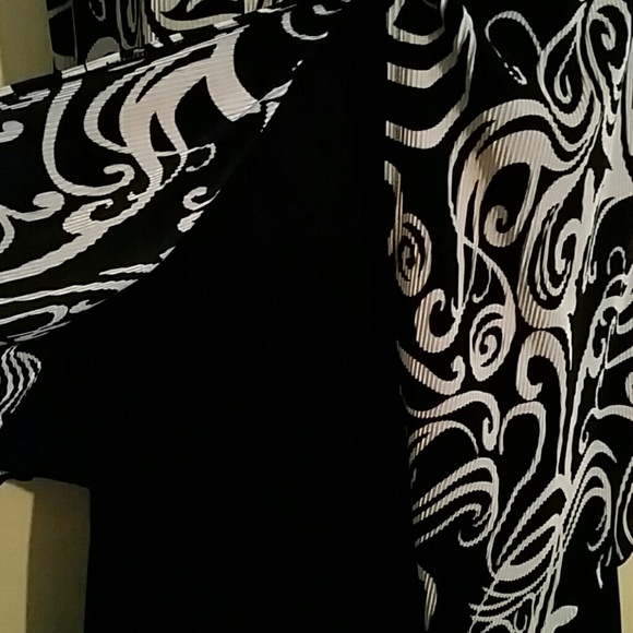 Beautiful Scroll Design Sleeveless Top - Picture 3 of 7