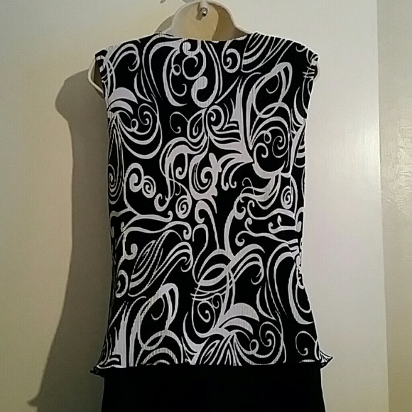 Beautiful Scroll Design Sleeveless Top - Picture 4 of 7