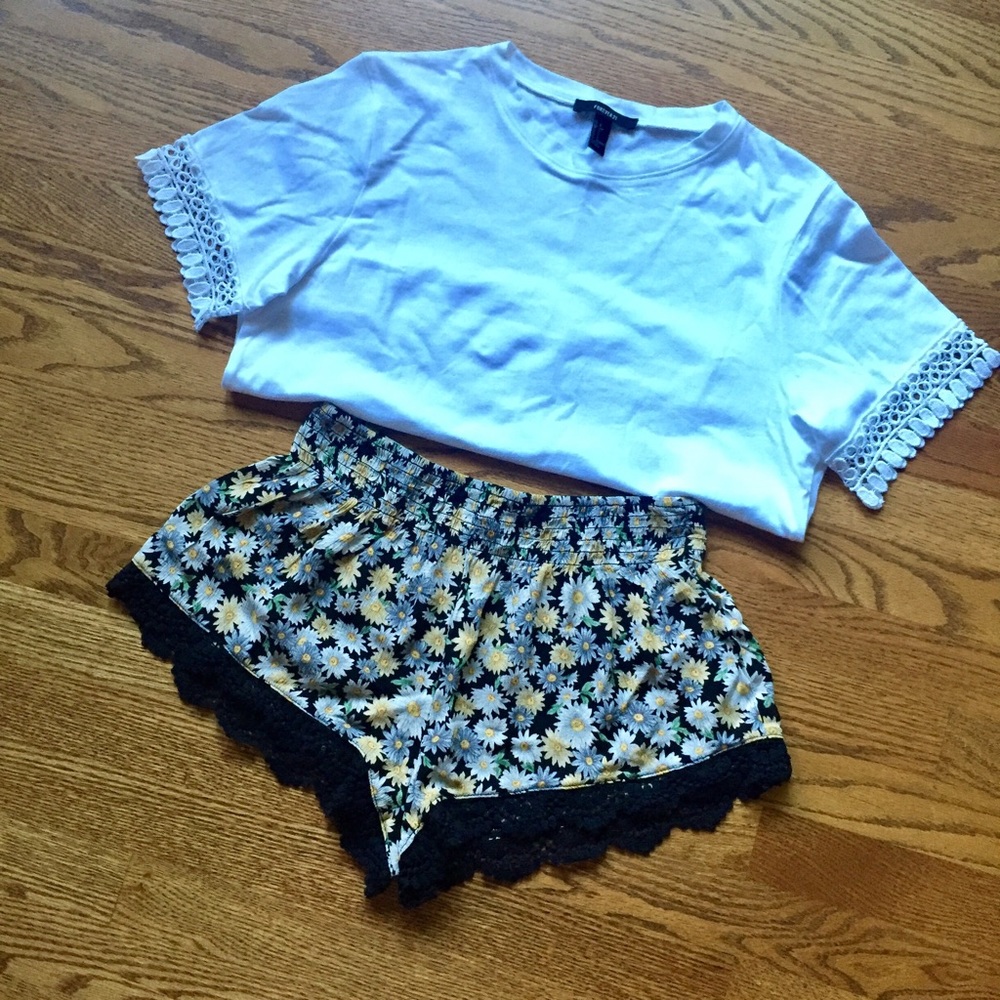 Daisy Print Woven shorts with Lace Hem