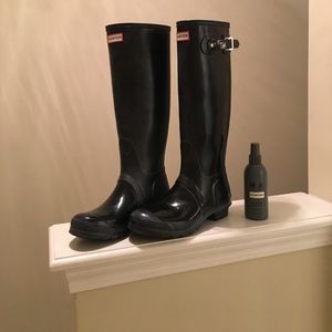 Black hunter rain boots.