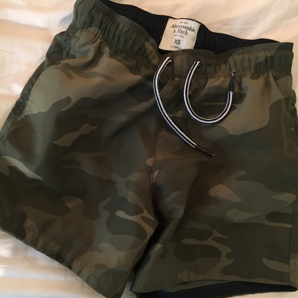 ABERCROMBIE & FITCH - SWIM TRUNKS - CAMO - XS