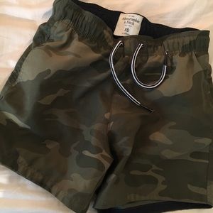 ABERCROMBIE & FITCH - SWIM TRUNKS - CAMO - XS