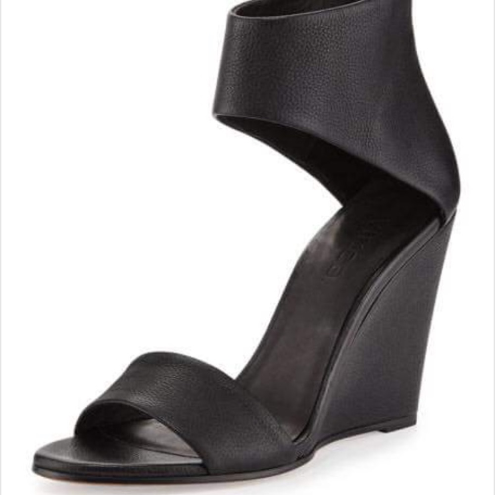 FLASH SALE!! LVince. Kelan wedge sandals