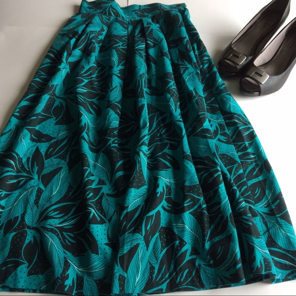 Sostanza Dresses & Skirts - 💐 Sostanza Flowered Pleated Skirt