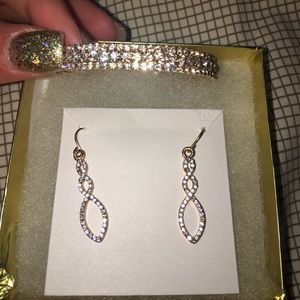 Gold dangle earring and matching bracelet