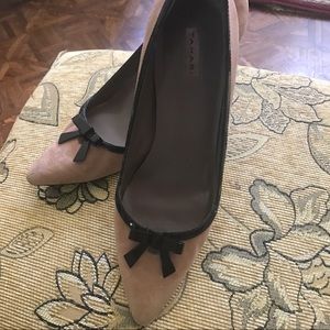 Price Drop 😊Tahari heels  sz 9.5 tan suede pumps