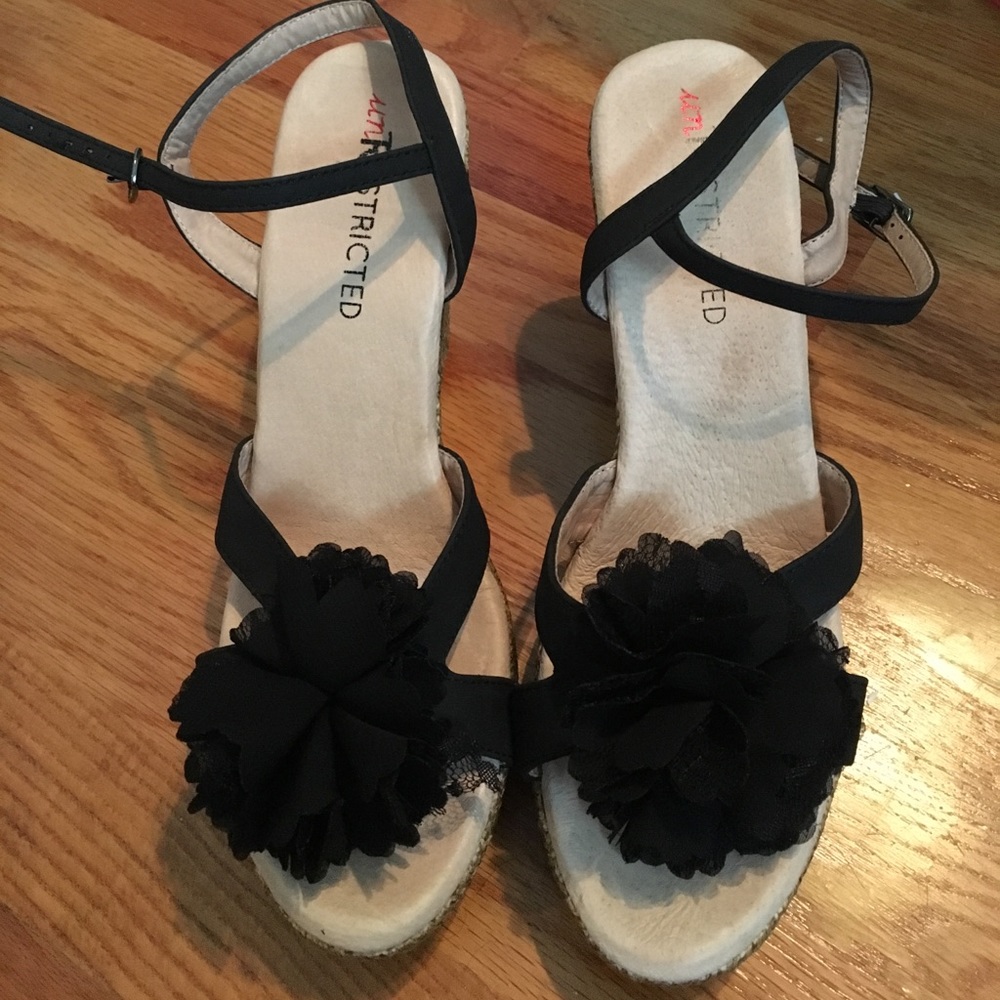 Black flower wedges