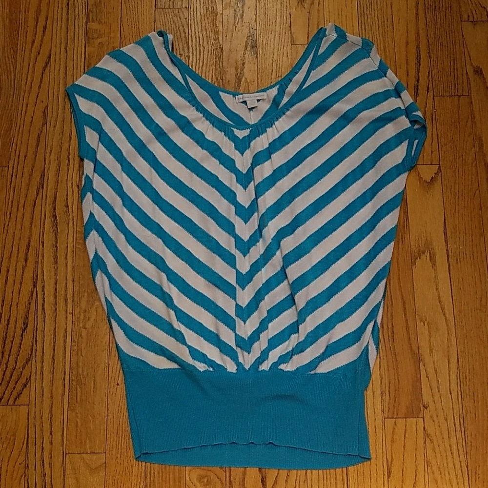 V-neck light weight sweater top