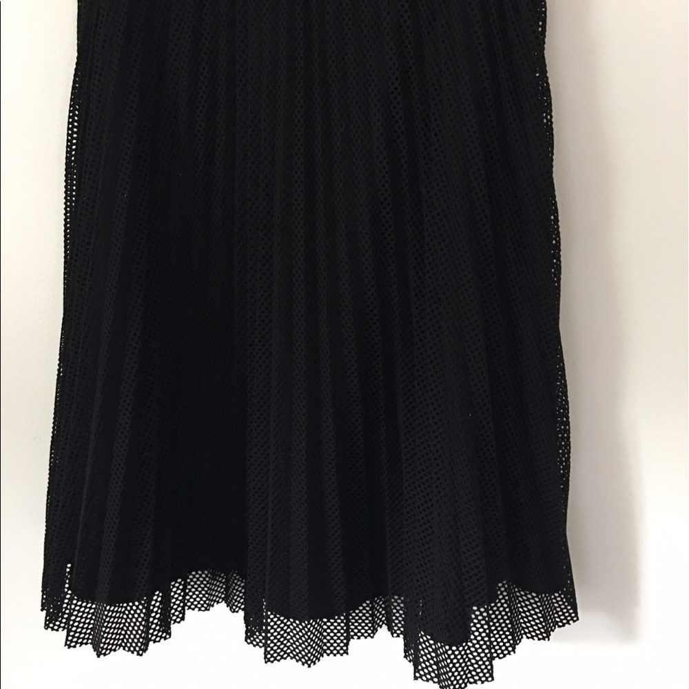 Netted pleated a-line black skirt