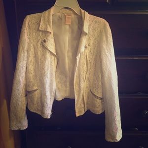 ‼️PRICE DROP‼️ 🌸White floral jacket (small) 🌸