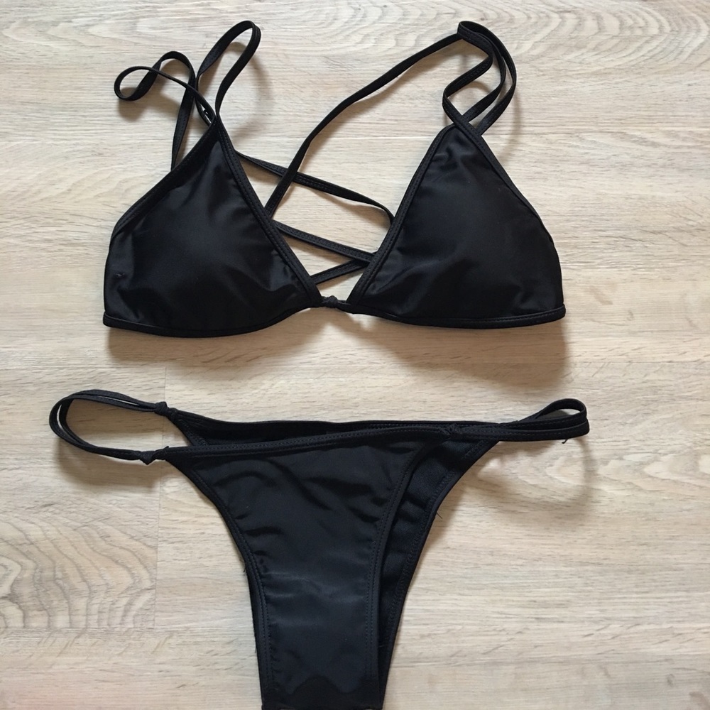 Black string bikini