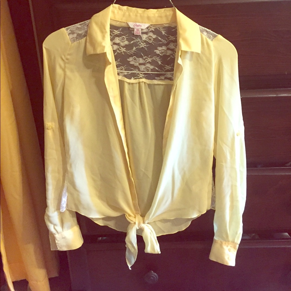 Yellow button up top💛💛💛