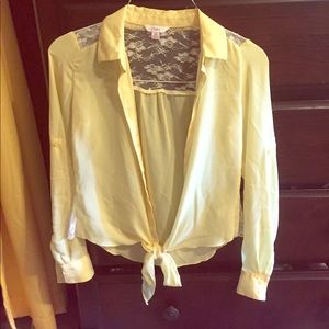 Yellow button up top💛💛💛