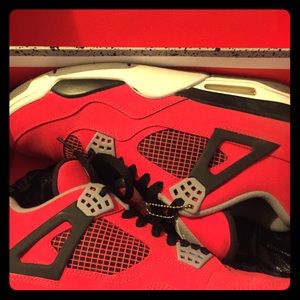 Jordan 4 Toro