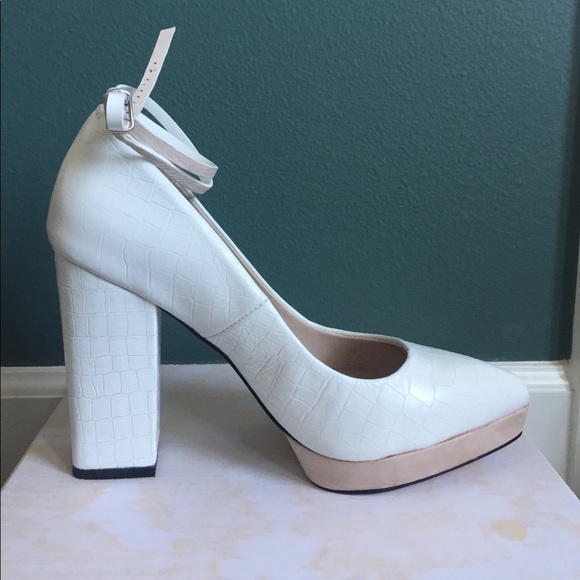 NEVER BEEN WORN SOL SANA ZANDER HEEL - Picture 4 of 7