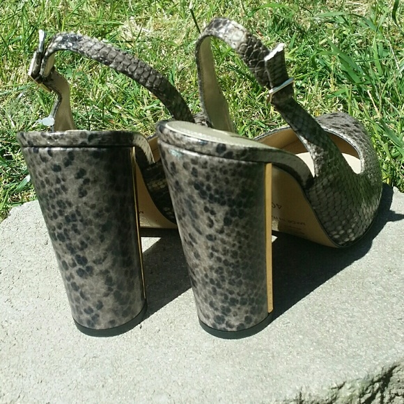 BCBGMAXAZRIA snake embossed sz9 sling back gold - Picture 3 of 5