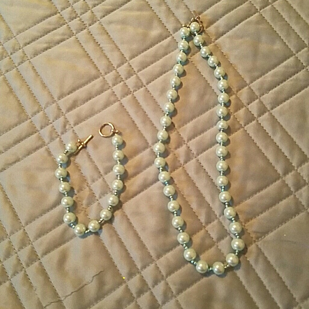 Fake pearl necklace and bracelet set