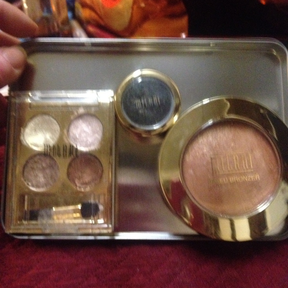 Melani eye shadows and high lighter !! Gently used