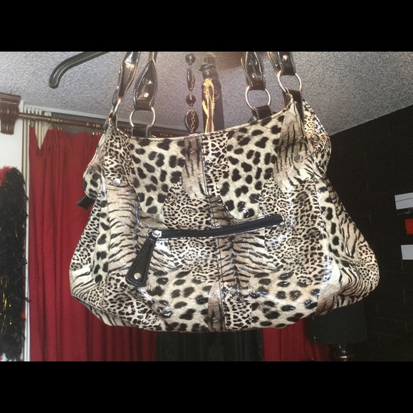 Large Animal Print W/ Blinged Flower on Front - Picture 2 of 7