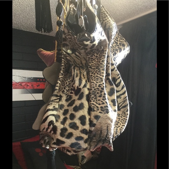 Large Animal Print W/ Blinged Flower on Front - Picture 3 of 7