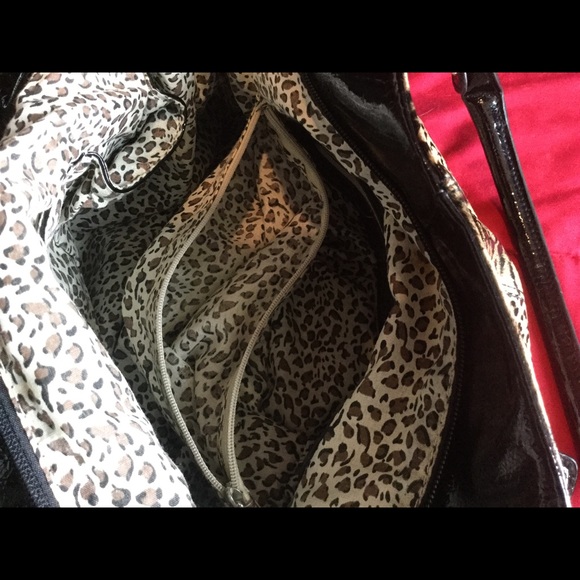 Large Animal Print W/ Blinged Flower on Front - Picture 6 of 7