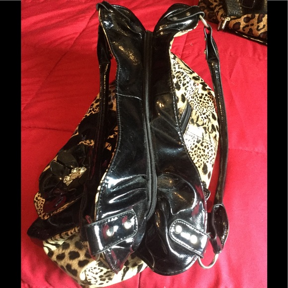 Large Animal Print W/ Blinged Flower on Front - Picture 7 of 7