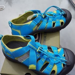 Keen Hiking/water Shoes 7 or 6 Youth NEW