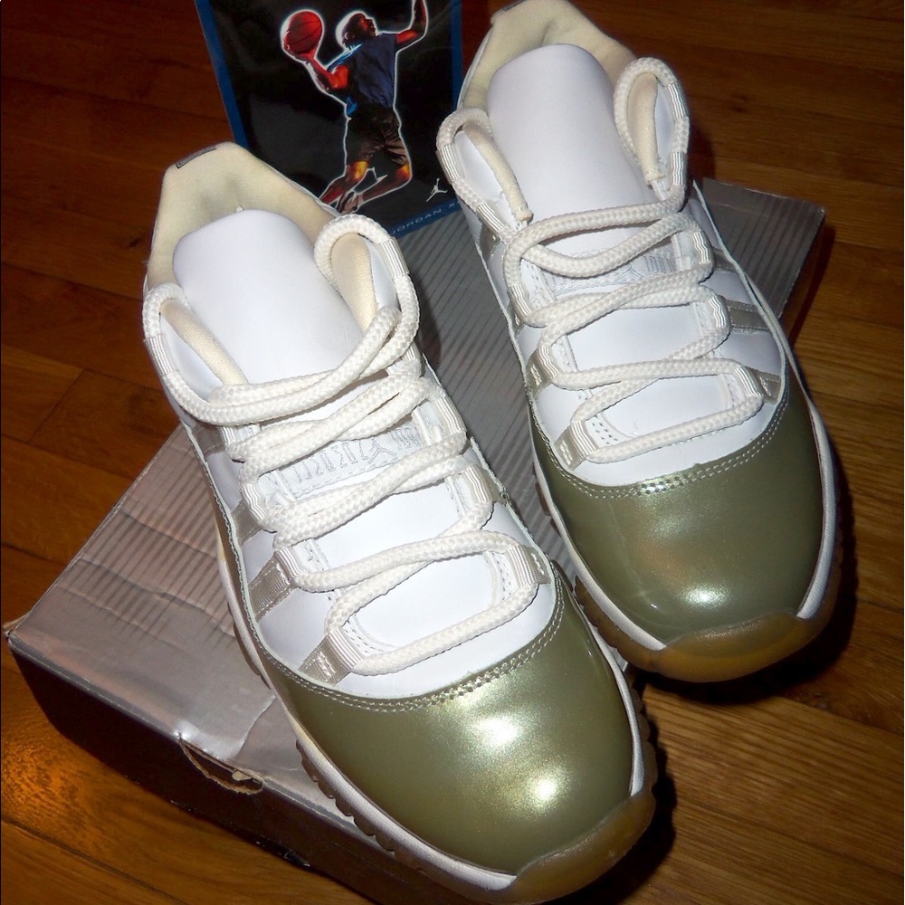WMNS JORDAN 11 RETRO LOW WHITE/SILVER SIZE 9 - NWB