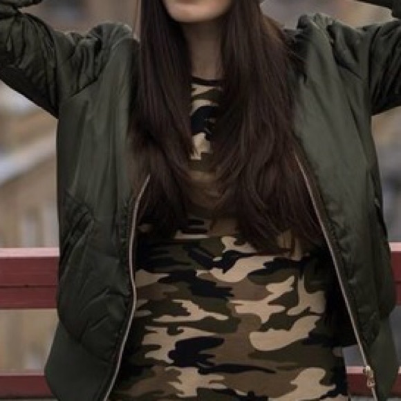 Camo/ army v neck Tshirt - Picture 3 of 3