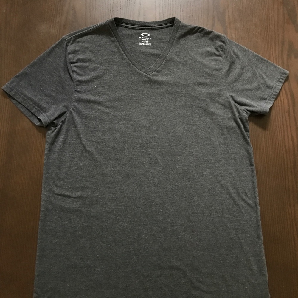 Oakley men's gray athletic V-neck T-shirt XL
