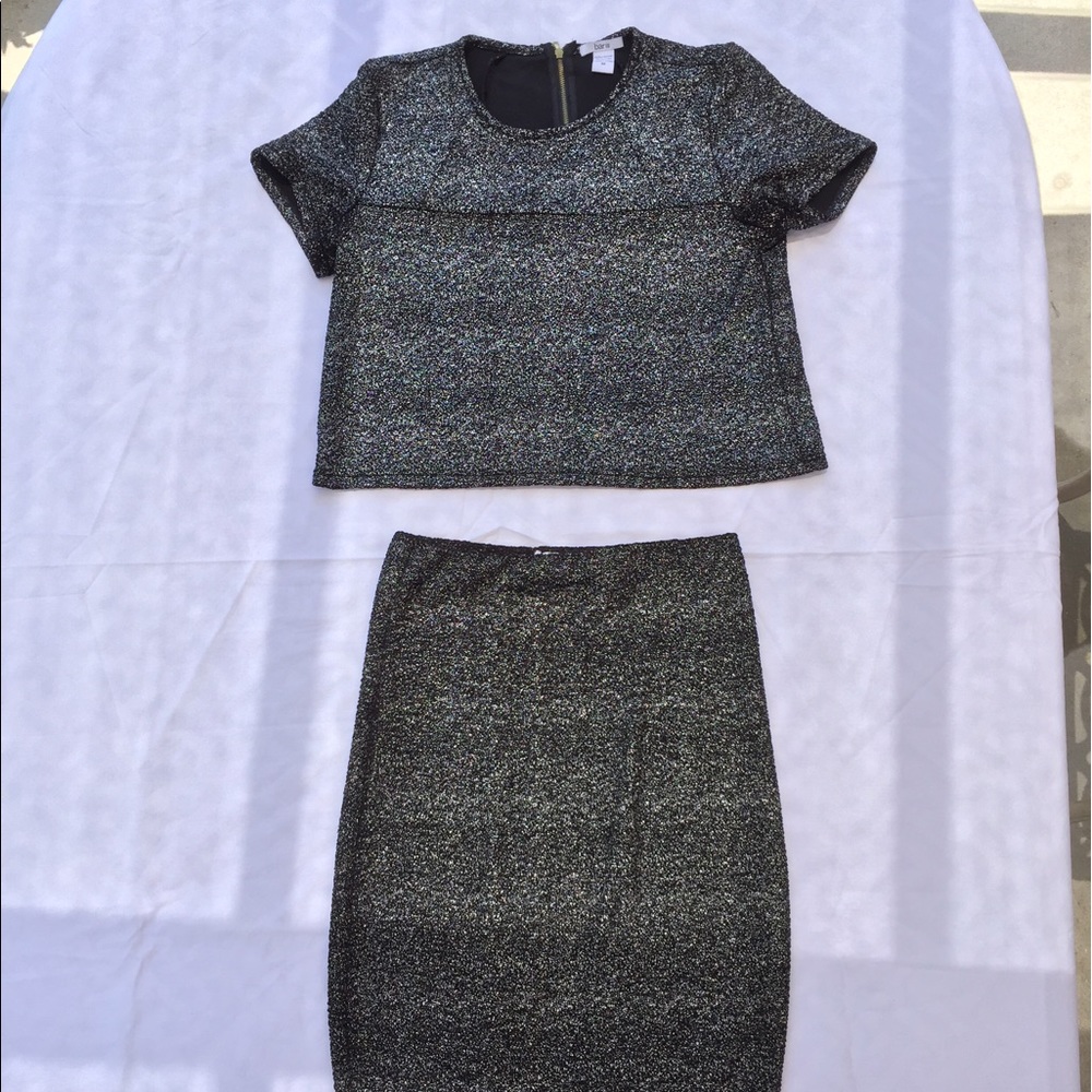 Super cute two piece outfit (crop top and skirt)