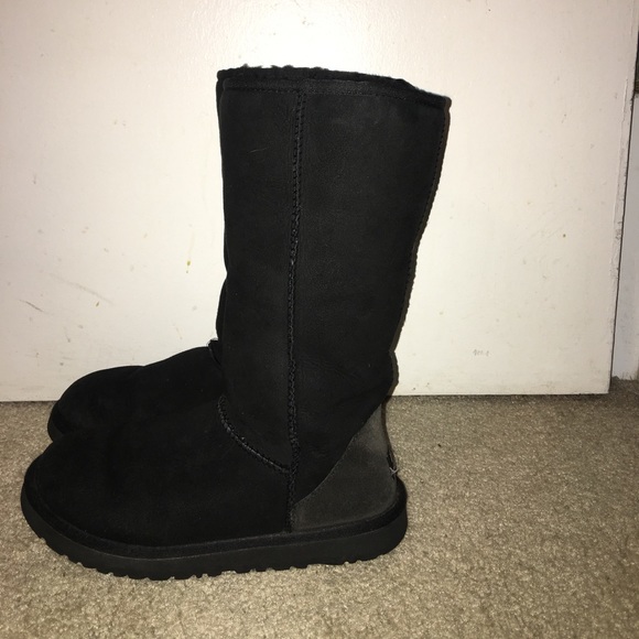black classic uggs size 6 black classic uggs size 6
